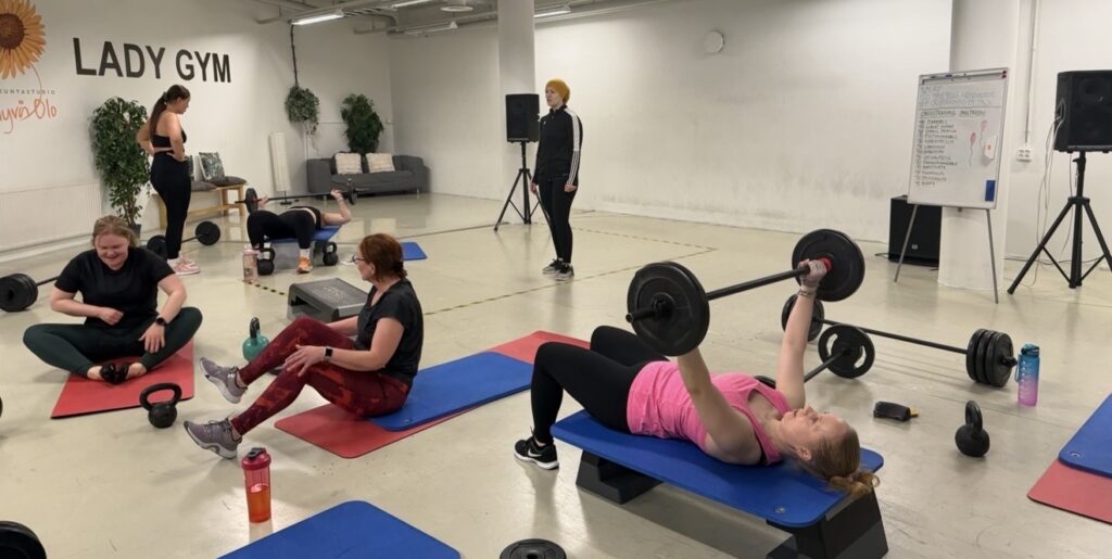 naisten ryhmäliikuntatunti Espoossa - lihaskuntoharjoittelu Lady Gymissä