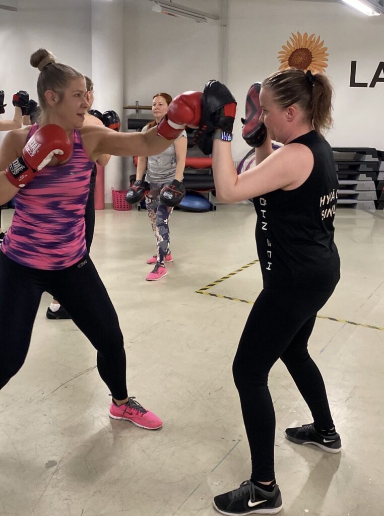 naisten kuntonyrkkeilytunti Espoossa  - ohjattua ryhmäliikuntaa Lady Gymissä